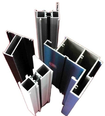 Fenster- und Türprofile aus Aluminium der Baureihe 6000 mit pulverbeschichteter Oberflächenveredelung
