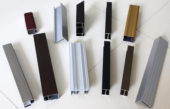 Fenster- und Türprofile aus Aluminium der Baureihe 6000 mit pulverbeschichteter Oberflächenveredelung