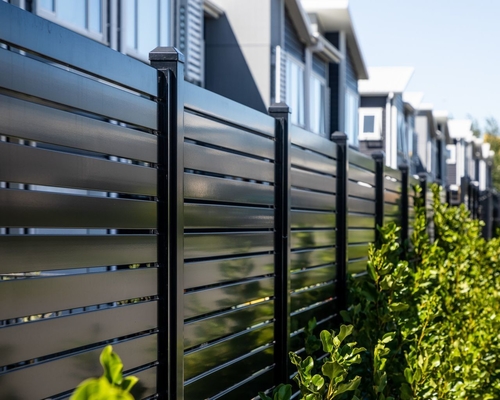 Alloy Modern Garden Black Vertikalrohrzaun mit Schneidedienst und Pulverbeschichtung