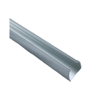 Silberne Plakate, die auf dem Boden stehen, Bildschirmbelände, Aluminium-Profile für Geschäfte