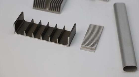 Silberanodisierte Aluminium-Extrusionsprofile für Radiatorblatt Aluminium in individueller Größe