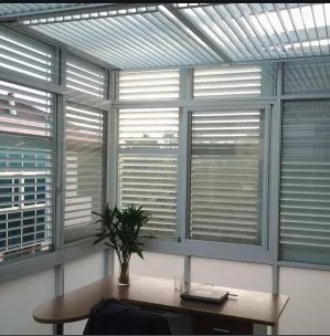 Aluminium-Rollerblind-Pelmets-Extrusionsprofil mit Stanzbohrung von oben
