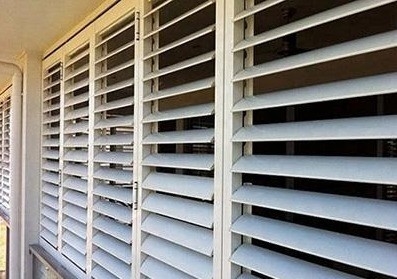 Aluminium-Rollerblind-Pelmets-Extrusionsprofil mit Stanzbohrung von oben