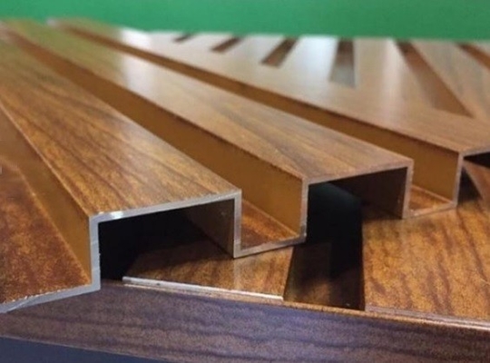 Aluminium-Schiefer mit Holzeffekt Farbe Perfekte Kombination aus Festigkeit und Stil