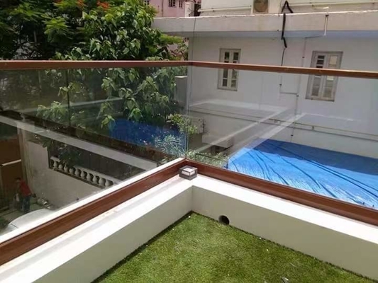 Bodenbefestigung angepasste Aluminium-U-Kanal-Glasgeländer für Gestelllose Design