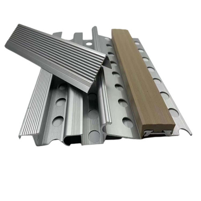 Aluminium-Treppenhalter für Bodendekoration 5.8-6.0M Länge Prozesstiefe Präzisionsbohrung