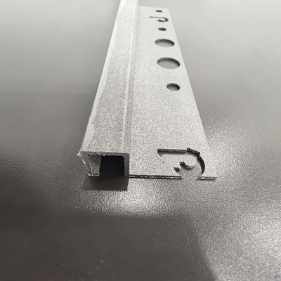 Aluminium-Treppenhalter für Bodendekoration 5.8-6.0M Länge Prozesstiefe Präzisionsbohrung