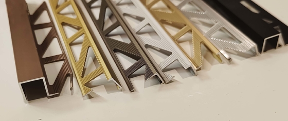 T3-T6 Altersbehandlung Aluminium Eckfliesen Rand Trim von Shengxin mit ± 1% Toleranz
