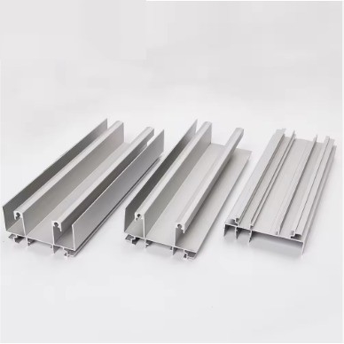 Schweißverarbeitung von Quadratprofilen aus Aluminium für Türen und Fenster in Kamerun